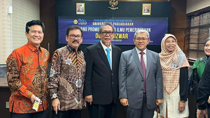 Aktor Deddy Mizwar bersama Mantan Gubernur Jawa Barat, Ahmad Heryawan
(keempat dari kiri), Ilham Bintang dan Wina Armada (kiri) di Universitas Padjajaran Bandung, Senin 17 Juli 2023.