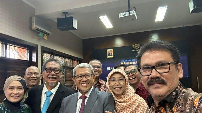 Aktor Deddy Mizwar (ketiga dari kiri) bersama keluarga, kerabat dan Ilham Bintang (kanan) di Universitas Padjajaran Bandung, Senin 17 Juli 2023.