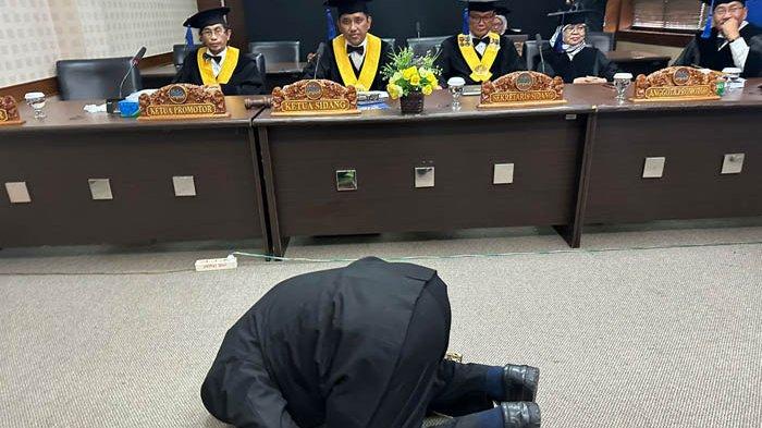 Aktor Deddy Mizwar sujud syukur setelah mempertahankan disertasinya dalam sidang Promosi Doktor Universitas Padjajaran di Bandung, Senin 17 Juli 2023.