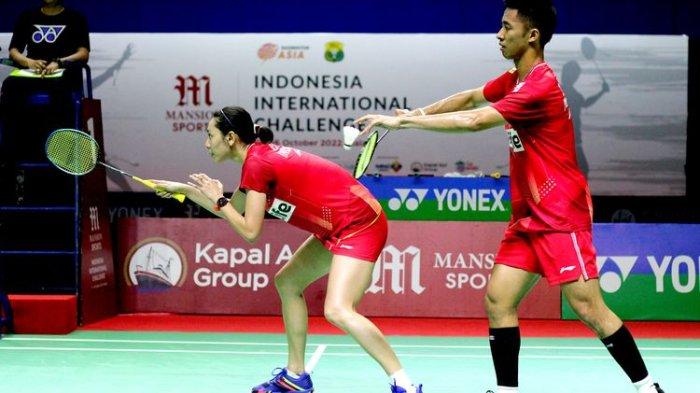 Pasangan ganda campuran Indonesia Dejan Ferdinansyah dan Gloria Emanuella Widjaja saat final Indonesia International Challenge 2022 melawan pasangan asal China, Jiang Zhen Bang dan Wei Ya Xin di GOR Platinum Araya Kota Malang, Minggu (16/10/2022).