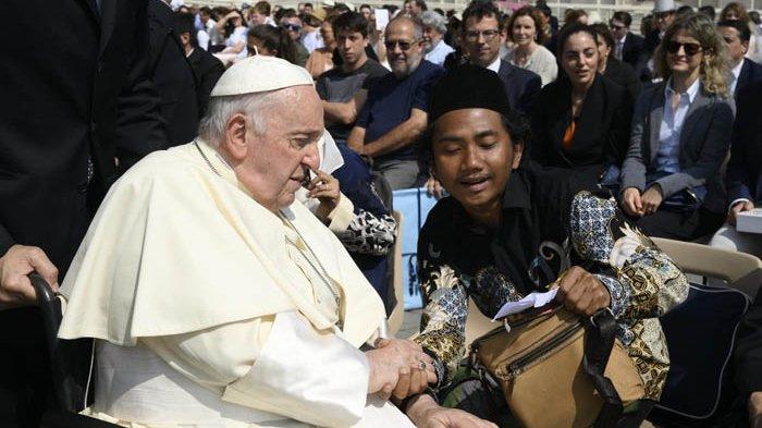 Deni Iskandar saat bertemu dengan Paus Fransiskus, dalam audiensi umum di Basilica Santo Petrus, Vatikan, Rabu (28/6/2023).