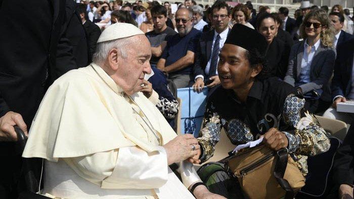Deni Iskandar menyalami Paus Fransiskus, dalam audiensi umum di Basilica Santo Petrus, Vatikan, Rabu (28/6/2023).