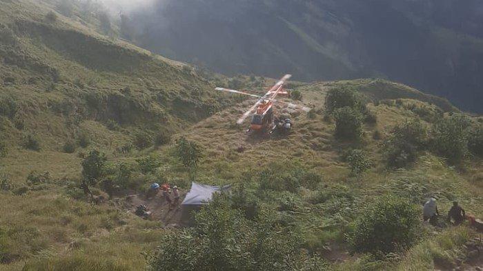 EVAKUASI - Tim Basarnas Mataram mengerakna helikopter untuk mengevakuasi pendaki Denmark yang jatuh di jalur pelawangan menuju Danau Segara Anak, Gunung Rinjani, Kamis (17/7/2025).