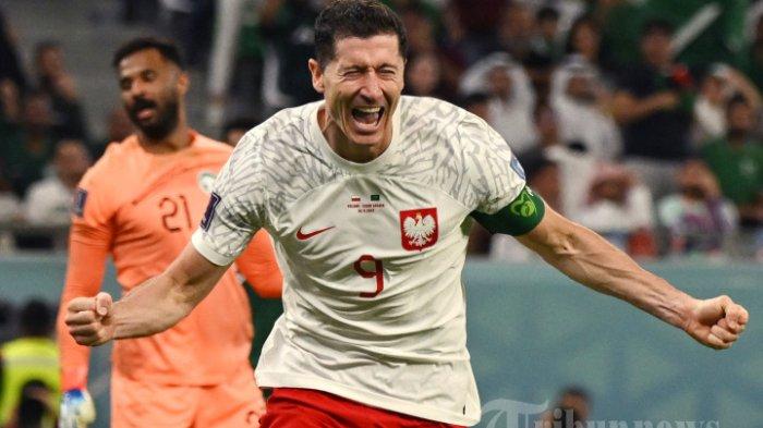 Ekspresi penyerang timnas Polandia, Robert Lewandowski setelah mencetak gol dalam laga sepak bola Grup C Piala Dunia 2022 antara Polandia melawan Arab Saudi di Education City Stadium, di Al-Rayyan, barat Doha, Qatar, Sabtu (26/11/2022).