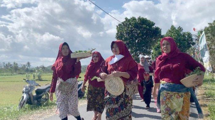 Kaum ibu di Desa Pajangan, Lombok Tengah ikut karnaval sambil menyulam atau ngulat dalam bahasa setempat, Rabu (16/8/2023)