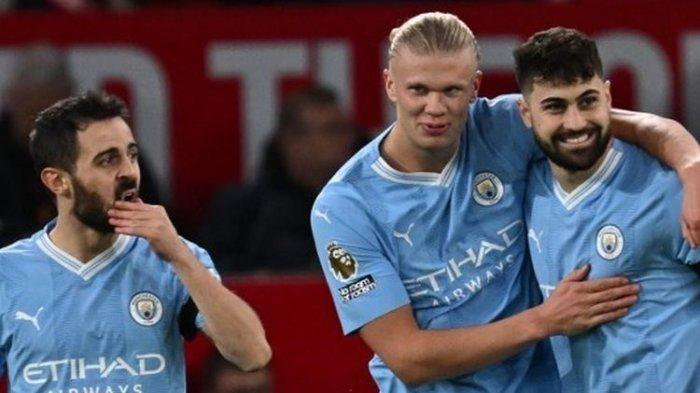 Penyerang Manchester City, Erling Haaland (tengah), merayakan gol bersama Josko Gvardiol dan Bernardo Silva seusai menjebol gawang Manchester United di Stadion Old Trafford pada Minggu (29/10/2023) malam WIB.