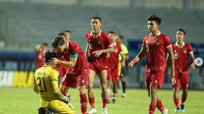 Kapten timnas U23 Indonesia Alfreanda Dewangga menghibur rekannya Ernando Ari yang gagal mengeksekusi penalti pada laga final Piala AFF U23 melawan Vietnam, Sabtu (26/8/2023) malam. Indonesia kalah adu penalti 5-6.