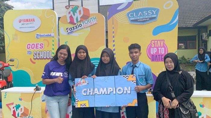 Para pemenang lomba Cerdas Cermat Yamaha Ranking 1 di SMAN 1 Kediri, Kamis (14/9/2023). Ketiganya adalah Kartini, Maulana, dan Lovia. Mereka senang bisa menjadi juara dalam kompetisi ini.