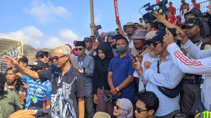 Ganjar Pranowo dan TGB TGB Muhammad Zainul Majdi menonton balapan MotoGP di Sirkuit Mandalika, Minggu (15/10/2023).