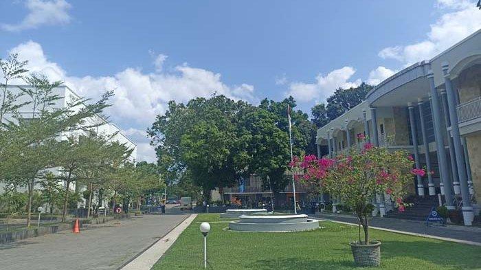 Kampus Unizar Mataram berlokasi di Jalan Unizar No. 20, Turida, Sandubaya, Kota Mataram saat diabadikan hari Rabu (5/7/2023).