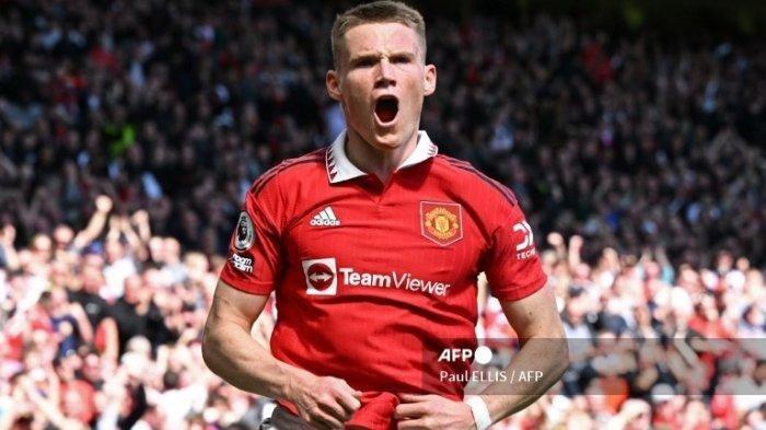 Gelandang Manchester United Skotlandia Scott McTominay merayakan gol pembuka selama pertandingan sepak bola Liga Premier Inggris antara Manchester United dan Everton di Old Trafford di Manchester, barat laut Inggris, pada 8 April 2023.