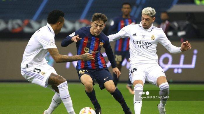 Gelandang Spanyol Barcelona Gavi (tengah) bersaing dengan gelandang Real Madrid Uruguay Federico Valverde (kanan) dan bek Real Madrid Brasil Eder Militao selama pertandingan sepak bola final Piala Super Spanyol antara Real Madrid CF dan FC Barcelona di Stadion Internasional Raja Fahd di Riyadh, Saudi Arabia, pada 15 Januari 2023.
