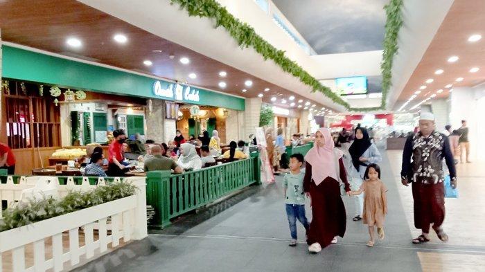 BELANJA - Suasana gerai makan di Lombok Epicentrum Mall menjelang berbuka puasa, Rabu (29/3/2023). Pengunjung umumnya datang bersama keluarga.