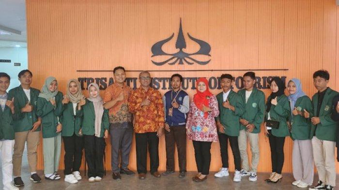 Para mahasiswa Universitas Hamzanwadi disambut Kaprodi S1 Pariwisata dan Bidang Kemahasiswaan IPT Jakarta beberapa waktu lalu.