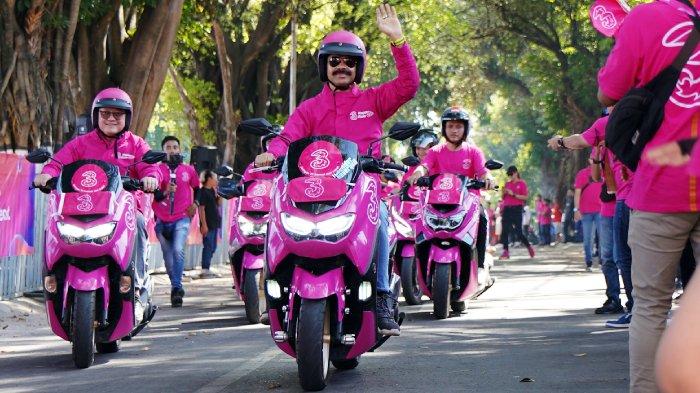 Director and Chief Commercial Officer Indosat Ooredoo Hutchison Ritesh Kumar Singh naik motor sebelum melepas peserta Tri Happy Ride, di Taman Sangkareang, Selasa (17/7/2023).