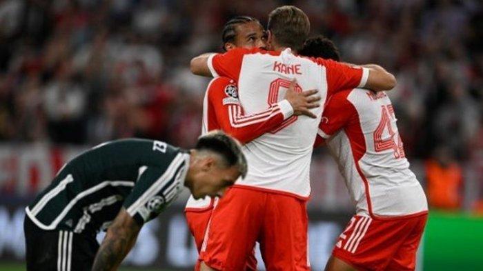 Gelandang Bayern Muenchen, Leroy Sane bersukaria bersama Harry Kane dan Jamal Musiala dalam matchday perdana penyisihan Grup A Liga Champions yang mempertemukan Bayern vs Man United di Stadion Allianz Arena pada 20 September 2023.