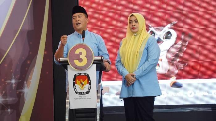 Calon Gubernur dan Wakil Gubernur NTB Lalu Muhammad Iqbal dan Indah Dhamayanti Putri saat debat ketiga Pilgub NTB, Rabu (20/11/2024).