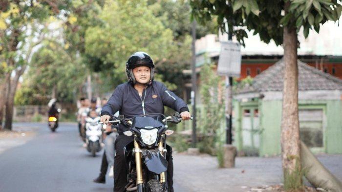 Calon Wakil Bupati Lombok Barat Imam Kafali saat berkeliling kampanye dengan motor trail.