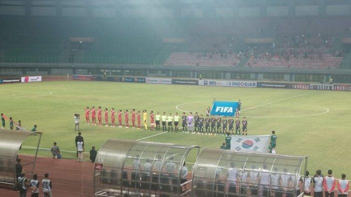 Pemain Timnas U17 Indonesia dan Korea Selatan sebelum laga dalam uji coba di Stadion Patriot Candrabhaga, Bekasi, Rabu (30/8/2023) malam. Korea Selatan menang tipis 1-0.