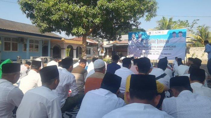 Direksi dan staf PDAM Lombok Tengah melakukan Istigosah dan Shalat Istisqa di Lapangan Kantor PDAM, Jumat (14/10/2023).