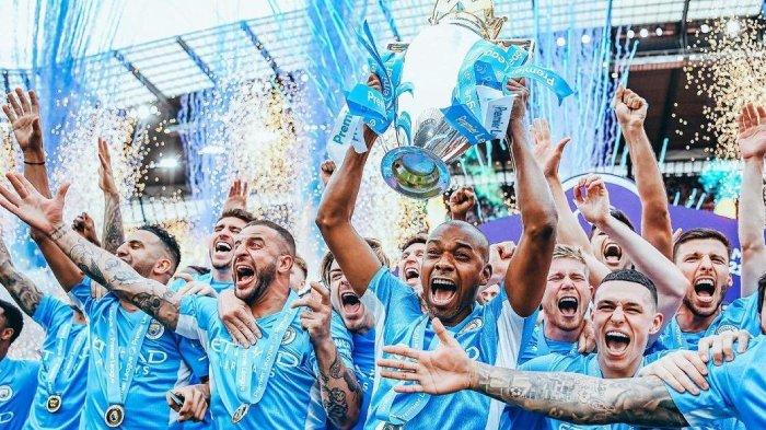 Para pemain Manchester City mengangkat tropi Liga Inggris usai mengalahkan Aston Villa dengan skor 3-2, Minggu (22/5/2022).