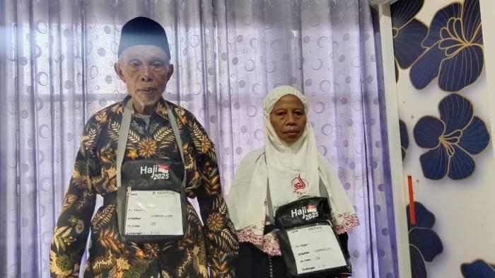 KISAH JCH LOTIM - Jemaah Calon Haji (JCH) asal Lombok Timur Nasirudin bersama istrinya Marhaini saat ditemui di kediamannya, Kelurahan Pancor, Kecamatan Selong, Lombok Timur, Jumat (2/5/2025). Keduanya berjualan buku dan iqro cukup lama dan menabung 25 tahun untuk biaya keberangkatan haji.
