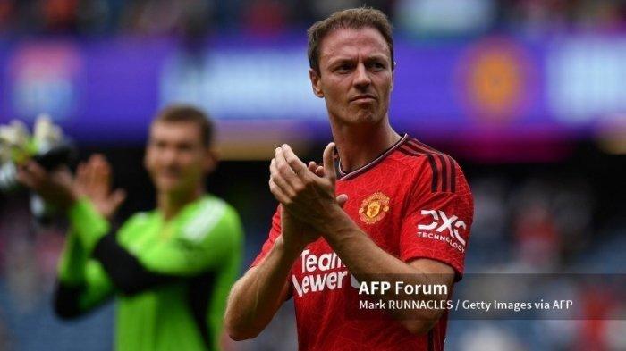 Jonny Evans dari Manchester United bertepuk tangan kepada penonton selama pertandingan persahabatan pramusim antara Manchester United dan Olympique Lyonnais di BT Murrayfield Stadium pada 19 Juli 2023 di Edinburgh, Skotlandia. (Foto oleh Mark Runnacles/Getty Images)