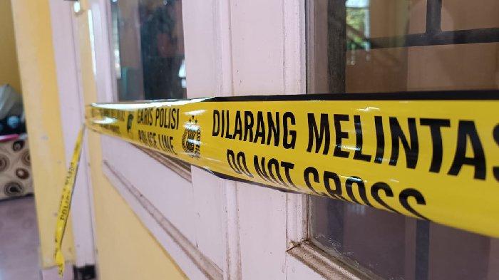 KASUS KEKERASAN SEKSUAL - Garis polisi di depan kamar 216 asrama putra Ma'had Al-Jamiah UIN Mataram yang dipasang Polda NTB, Kamis (22/5/2025). Kamar ini diduga menjadi lokasi oknum dosen melecehkan tujuh mahasiswi.