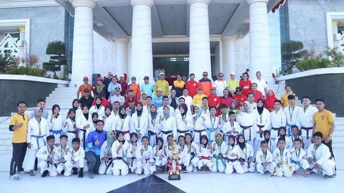 Kontingen Lombok Tengah saat merayakan juara di halaman kantor Bupati Lombok Tengah, Sabtu 12 Agustus 2023.