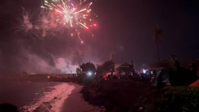 Nelayan menembakkan kembang api dari tengah laut Labuhan Haji saat menyambut tahun baru 2024, Senin (1/1/2024).