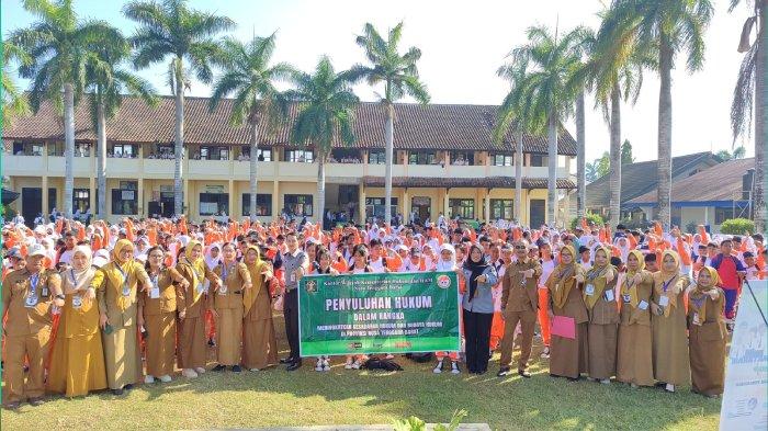 Kanwil Kemenkumham NTB hadir di SMPN 7 Mataram guna melaksanakan kegiatan penyuluhan hukum dalam rangka Masa Pengenalan Lingkungan Sekolah (MPLS), pada Senin (15/7/2024).