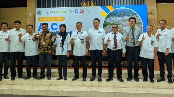Foto bersama pejabat DJPb Kementerian Keuangan NTB bersapa para pihak, usai konferensi pers realisasi APBD 2023 di NTB, di kantor DJP Nusra, Mataram, Senin (30/10/2023).