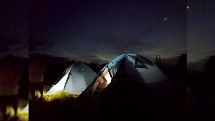Pengunjung camping di Pulau Kenawa, Sumbawa, NTB, Minggu (11/2/2024).