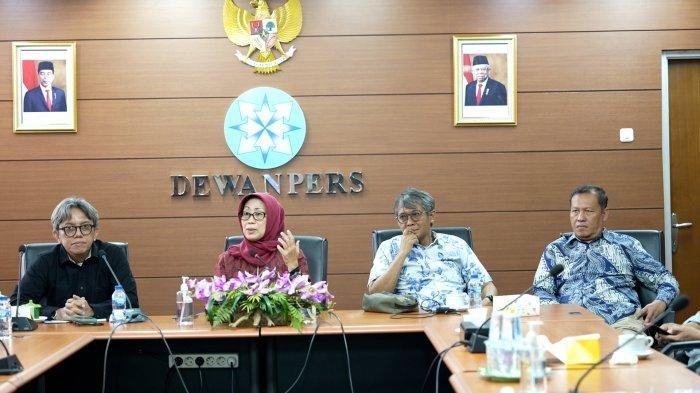 NINIK RAHAYU - Dewan Pers meminta pemerintah agar rancangan peraturan presiden tentang Publisher Rights ditempatkan sebagai regulasi yang diprioritaskan. Hal itu disampaikan Ketua Dewan Pers, Dr Ninik Rahayu, dalam jumpa pers dengan awak media di Kantor Dewan Pers, Jakarta, Jumat (14/7/2023).