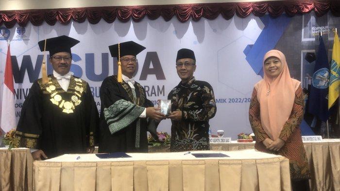 Rektor Universitas Terbuka, Prof Ojat Darojat memberikan kenang-kenang-kenangan kepada Bupati Lombok Barat, Fauzan Khalid di Hotel Grand Legi Mataram, Minggu (29/10/2023).
