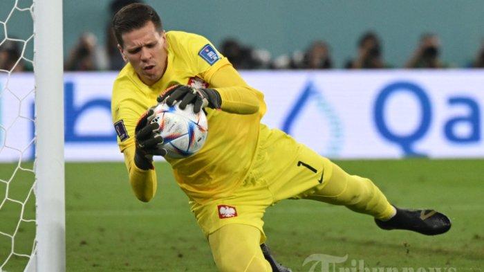 Kiper Polandia Wojciech Szczesny melakukan penyelamatan selama pertandingan sepak bola Grup C Piala Dunia 2022 Qatar antara Polandia dan Argentina di Stadion 974 di Doha pada 30 November 2022. Polandia kalah 0-2 atas Argentina.