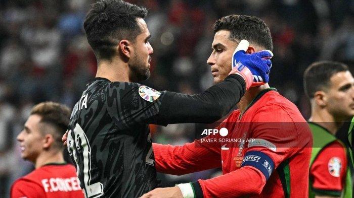 Kiper Portugal Diogo Costa dan penyerang Cristiano Ronaldo merayakan kemenangan di pertandingan 16 besar Euro 2024 antara Portugal dan Slovenia di Frankfurt Arena pada 1 Juli 2024.