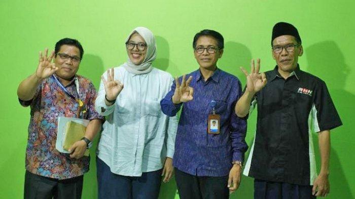 Foto Kadis DP3AKB (paling kiri) saat berpose dengan tiga jari, foto ini diambil pada 7 November 2023 lalu yang dipelintir sejumlah pihak dan dianggap dukungan ke salah satu capres.