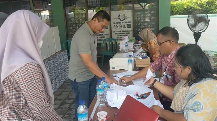 Warga datang ke TPS 41 di Grand Kodya, Kelurahan Jempong Baru, Kota Mataram, Rabu (14/2/2024).