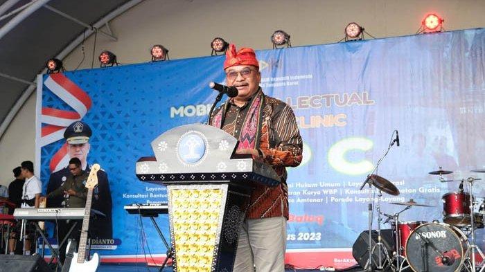 Staf Khusus Menteri di Bidang Keamanan dan Intelijen, Krismono, mewakili Kakanwil Kemenkumham NTB membuka acara Mobile Intellectual Property Clinic (MIPC) di  Taman Loang Baloq, Mataram.