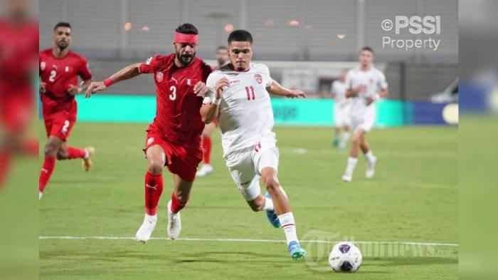 Pesepak bola Timnas Indonesia Ragnar Oratmangoen (kanan) menggiring bola dengan dikawal pesepak bola Timnas Bahrain Waleed Al Hayam (kiri) dalam laga Grup C putaran ketiga Kualifikasi Piala Dunia 2026 zona Asia di Stadion Nasional Bahrain, Kamis (10/10/2024). Pertandingan berakhir seri 2-2.