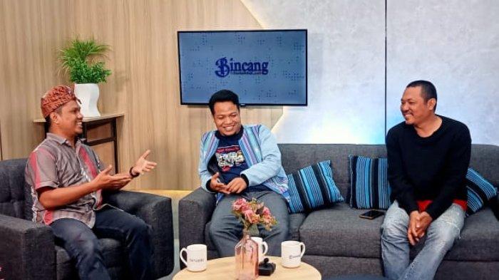 Dua tim Lombok Heritage and Science Society (LHSS) Ali Akbar (tengah) dan Ahmad Sugeng alias Gegen (paling kanan) saat bincang-bincang di Studio Rinjani TribunLombok.com, Senin (10/7/2023) malam.