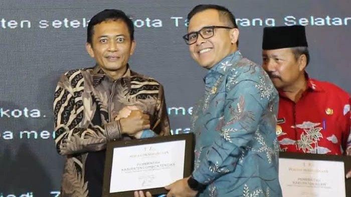 Bupati Lombok Tengah, H Lalu Pathul Bahri menerima apresiasi tokoh Indonesia dari Menteri Pendayagunaan Aparatur Negara dan Reformasi Birokrasi H. Abdullah Azwar Anas di Jakarta pada pada 29 Agustus 2023.