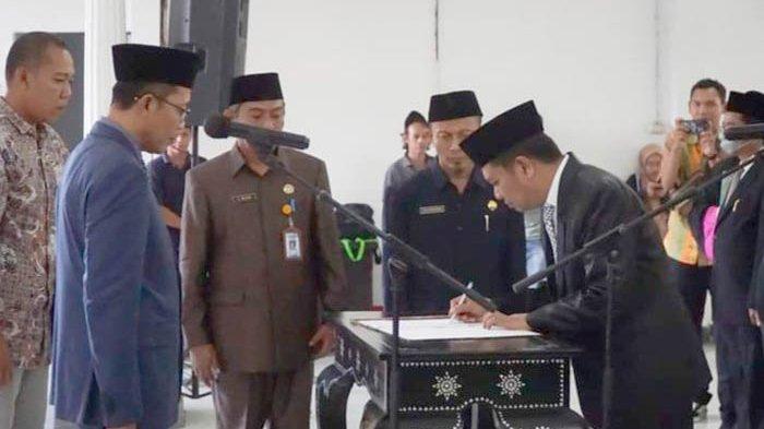 Sekda Lotim HM Juaini Taofik melantik dan mengambil sumpah jabatan Widayat sebagai Kepala Dinas Pariwisata Lombok Timur di pendopo bupati, Selasa (25/7/2023).