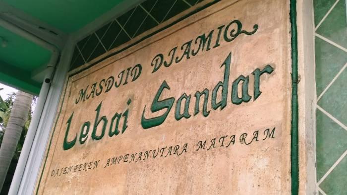 Masjid Lebai Sandar di Kelurahan Dayen Peken, Kecamatan Ampenan, Kota Mataram.