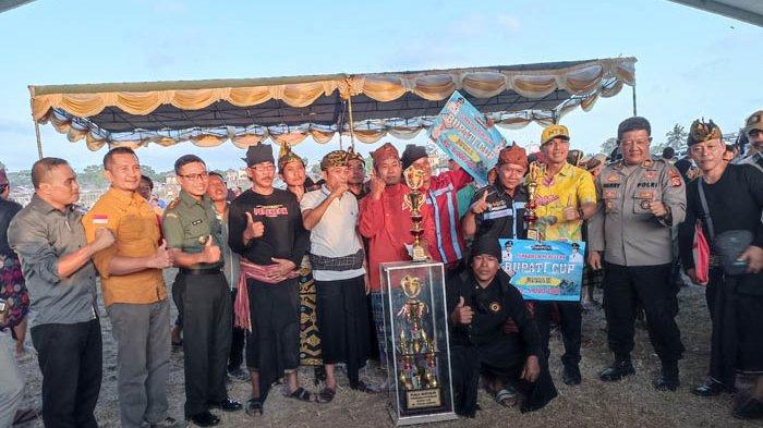 Bupati Lombok Tengah, H Lalu Pathul Bahri pose bersama seusai menyerahkan trofi dan hadiah untuk pemenang Liga Peresean di Lapangan Bundar, Lombok Tengah pada hari Kamis (24/8/2023).