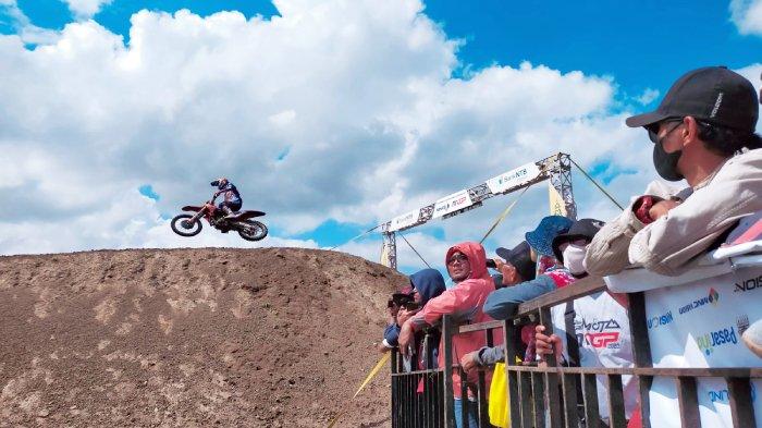 Penonton menyaksikan aksi pembalap MX2 dari area festival Sirkuit MXGP Selaparang, Lombok, Minggu (2/7/2023).