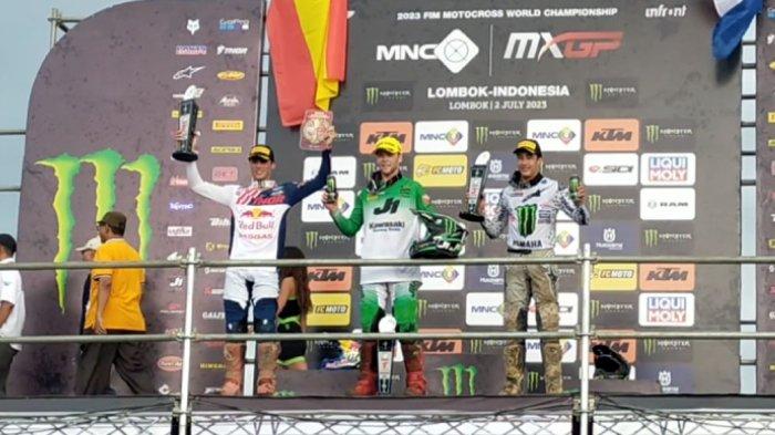 Dari kiri ke kanan; Jorge Prado (Red Bull GASGAS Factory Racing), Romain Febvre (Kawasaki Racing Team), dan Glenn Coldenhoff (Monster Energy Yamaha) menyapa para fans dari atas podium Sirkuit Selaparang, usai menerima trofi, Minggu (2/7/2023).