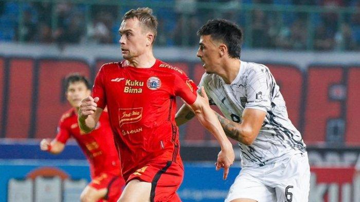 Pemain Persija, Maciej Gajos dan Silverio dari Borneo FC berebut bola dalam pertandingan Persija vs Borneo FC pada pekan ketujuh Liga 1 2023-2024 di Stadion Patriot Candrabhaga, Kota Bekasi, Rabu (9/8/2023) malam. Kedua tim bermain 1-1.