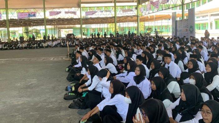 Para mahaiswa baru Universitas Hamzanwadi yang mengikuti PKKMB di GOR Hamzanwadi Pancor, Lombok Timur, Selasa (12/9/2023).